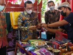 Bupati Eka Putra Kunjungi Stand Pameran Dekranasda