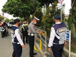 Jaga Kelancaran Jalan, Dishub Bersama Polres Payakumbuh Pasang Pembatas Badan Jalan