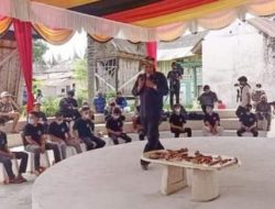 PEMUDA KAMPUNG ADAT BALAI KALIKI BELAJAR MEMBUAT KERAMBIT