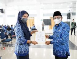 Bupati Eka Putra Serahkan SK Kenaikan Pangkat ASN Tanah Datar