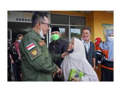 Bupati Tanah Datar Eka Putra Serahkan Bantuan Logistik Kepada Mustahik