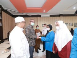 Riza Falepi Berikan Bea Siswa Melalui Basnaz