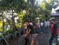 Antisipasi Kecelakaan, Masyarakat Goro Bangun Pagar Ban Seken