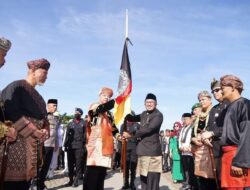 Melewakan Gelar Adat, Irjen Pol Teddy Minahasa, Serahkan Benda Pusaka