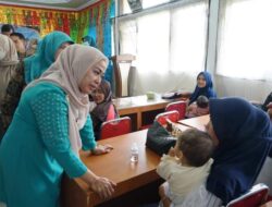 Prihatin Stunting, Ketua TP PKK Ny. Lise Eka Putra Serahkan Susu Formula Bagi Balita