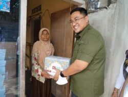 Bagikan Sembako, Wabup Richi Aprian Sasar Pedagang Kecil Salingka Danau Singkarak