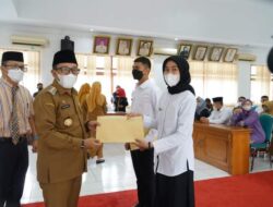 Bupati Eka Putra Serahkan 40 Orang Penerima SK CPNS Formasi 2021