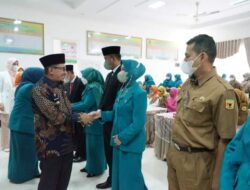 Disaksikan Bupati Eka Putra, Ketua TP PKK Tanah Datar Lantik Ketua TP PKK Kecamatan Lima Kaum Dan Batipuh
