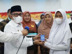 Momen Perpisahan MAN 2 Batusangkar, Bupati Serahkan KTP El Bagi Siswa