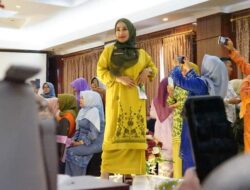 Dibawakan Ketua TP PKK Tanah Datar Saat Fashion Show, Baju Kurung Basiba Tanah Datar Tampil Juara I Dan Jadi Seragam Kembaran TP PKK Sumbar