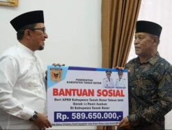 Kadis Sosial Kukuhkan FKPPA, Bupati Eka Putra Langsung Serahkan Bantuan