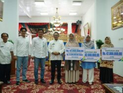Serahkan Santunan Meninggal Dunia dan Beasiswa, Ini Pesan Bupati Eka Putra