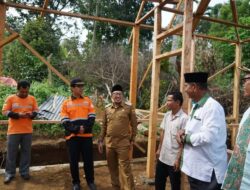 Bupati Eka Putra Tinjau Pembangunan Rumah Tidak Layak Huni
