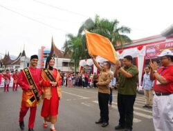 ANTUSIAS RIBUAN PENONTON RUBAH KOTA BATUSANGKAR MENJADI BERWARNA WARNI