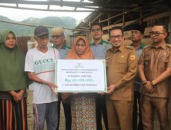 Serahkan Bantuan untuk Korban Musibah Puting Beliung, Ini Pesan Bupati Eka Putra