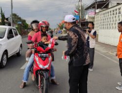 Bersama PKS, Ketua DPRD Kota Payakumbuh Bagikan Ratusan Bendera Kepada Masyarakat Di Jalan
