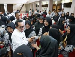 Bupati Eka Putra : Guru Honorer Tetap Mengajar, Tetap Fokus Mendidik Siswa