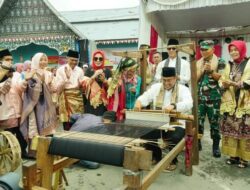 DIBUKA SECARA RESMI OLEH WABUP RICHI APRIAN, PANDAI SIKEK FESTIVAL DIMERIAHKAN DENGAN PARADE 1000 SONGKET