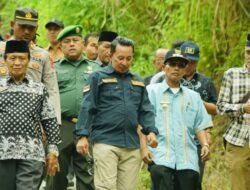 Bupati Eka Putra Tinjau Pembangunan Kembali Jembatan Sialahan
