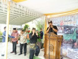 TIUPAN PUPUIK BATANG PADI WABUP RICHI TANDAI DIBUKANYA FESTIVAL BALULUAK BAJARAMI NAGARI KUMANGO