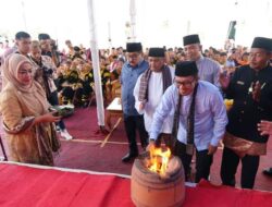 Festival Pesona Barulak di Buka Bupati Eka Putra Ditandai dengan Menghidupkan Api Tungku Pangek Lapuak