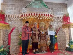 WABUP RICHI APRIAN BERIKAN “SALAM KEBAHAGIAAN” KEPADA PASANGAN MEMPELAI