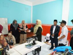Kunjungi Kelompok Pelatihan Menjahit, Ny. Lise Eka Putra Ajak Berabung Dengan UP2K