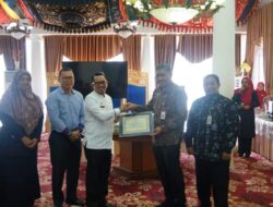 Lakukan Pendampingan dan Pengembangan Teknologi Perbenihan Tanaman Buah Tropika, Bupati Berikan Penghargaan Kepada Kepala Pusat Litbang Pertanian Kementerian Pertanian