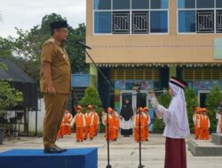 JADI PEMBINA UPACARA DI SD IT INSAN MADANI INI PESAN WABUP RICHI
