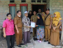 Gandeng BAZNAS Dan Camat, Dinas Sosial Kota Payakumbuh Beri Bantuan Biaya Berobat Warga Penderita Kanker Ovarium