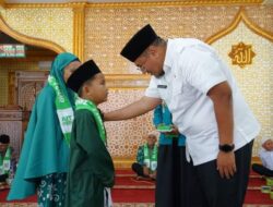 Wabup Richi Aprian Resmi Melepas Jamaah Umrah Al Azhar