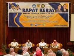 HADIRI RAKER MKKS, BUPATI EKA PUTRA BERIKAN MOTIVASI KEPADA KEPALA SEKOLAH