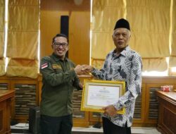 Serahkan Piagam Penghargaan kepada 75 Pensiunan, Ini Pesan Bupati Eka Putra
