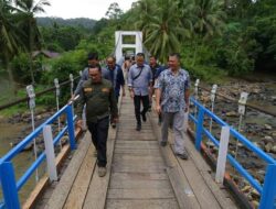 LAKUKAN KUNJUNGAN LAPANGAN, BUPATI BILANG JEMBATAN LUBUAK PAUAH AKAN SEGERA DIPERBAIKI