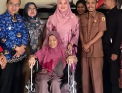 Yus Erlinda wartawan senior penderita glukoma itu terima kursi roda dari Patty Rizal