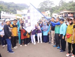 PJ Wali Kota Payakumbuh Lepas Jalan Sehat Dalam Peringati HGN