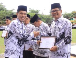 7 Pemerhati Guru Terima Penghargaan Dari PJ Walikota Saat HuT Guru