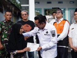 KUNJUNGI KORBAN KEBAKARAN KOTO PANJANG, BUPATI EKA PUTRA SERAHKAN BANTUAN 27 JUTA RUPIAH