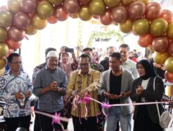 Grand Opening Anugerah Luxury Furniture     Bupati Eka Putra: Peran Pengusaha Sangat Besar Dalam Menstabilkan Ekonomi