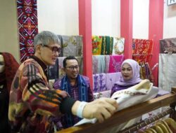 Kunjungi Stand Inacraft Tanah Datar, Bupati Eka Putra Bertemu Desainer Nasional dan Internasional