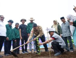 WABUP RICHI APRIAN LAKUKAN TANAM PERDANA JERUK LEMON DI LERENG SINGGALANG