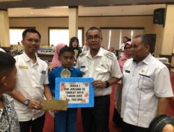 Pj. Apresiasi Walikota Payakumbuh dan Serahkan Penghargaan Bagi Peserta Didik Terbaik Tahun 2022