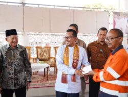 Berjasa Atas Pengelolaan Lingkungan, Bupati Eka Putra Serahkan Bantuan H. Sainir Dt. Singguno kepada 116 Petugas Kebersihan