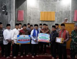 KUNJUNGI MASJID AL KUBRA, BUPATI EKA PUTRA SERAHKAN BANTUAN PEMBANGUNAN SEBESAR 110 JUTA RUPIAH