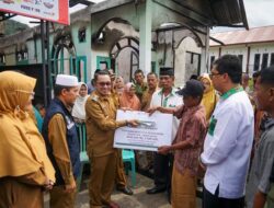 Kunjungi Korban Kebakaran, Bupati Eka Putra Serahkan Bantuan