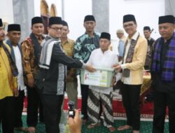 Pimpin TSR ke Nagari Sitanang, Bupati Safaruddin Serahkan Bantuan Senilai 20 Juta untuk Pembangunan Mesjid