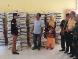 Bupati Safaruddin Salurkan 6,2 Ton Beras Di Nagari Koto Tangah Kecamatan Bukit Barisan