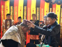 WAMENAKER RI AFRIANSYAH NOOR DIPASANGKAN SALUAK DAN KERIS, RESMI SANDANG GELAR Dt. RAJO BASA