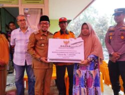 SERAHKAN BANTUAN KEPADA KORBAN KEBAKARAN, BUPATI EKA PUTRA SAMPAIKAN BELASUNGKAWA