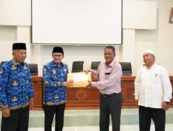 JELANG IDUL FITRI 1444 H, BUPATI EKA PUTRA SERAHKAN PAKET LEBARAN UNTUK WARTAWAN, PENCERAMAH DAN SOPIR